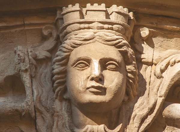 Mascaron à figure humaine qui orne l’entrée de l’Hôtel de Ville